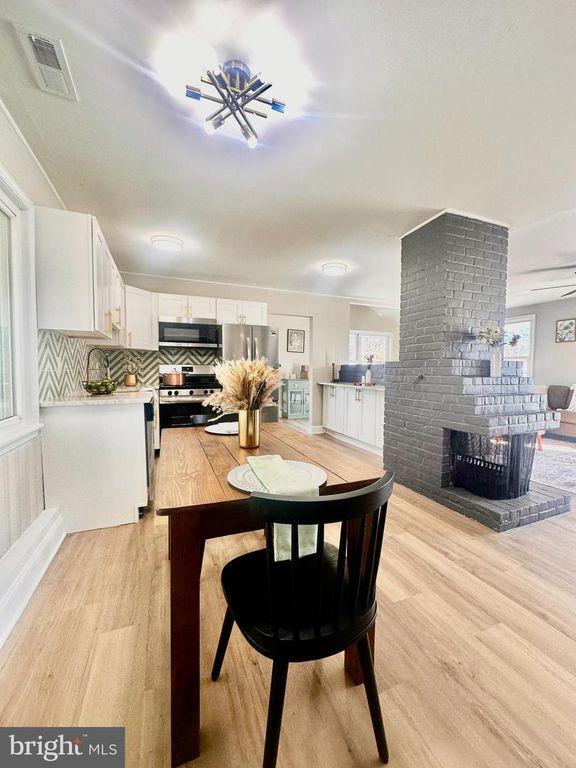 Image 8 of property listing at 23 TAMARACK LN, Levittown, PA 19054