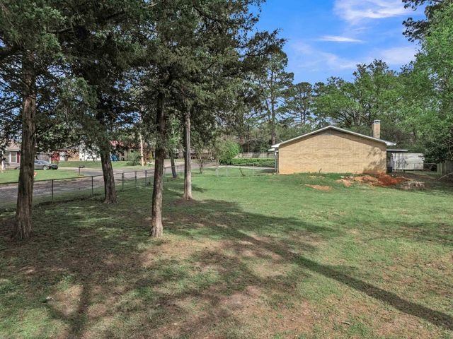 1000 Nelwyn Ave, Gladewater, TX 75647