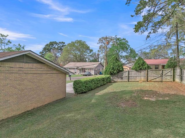 1000 Nelwyn Ave, Gladewater, TX 75647