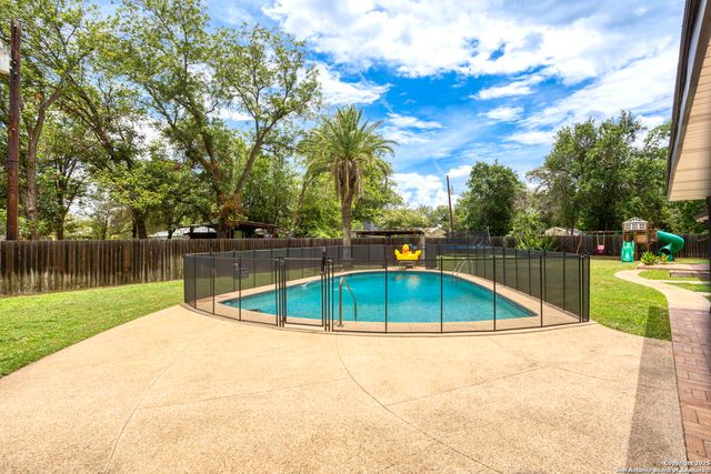 906 E CEDAR ST, Seguin, TX 78155