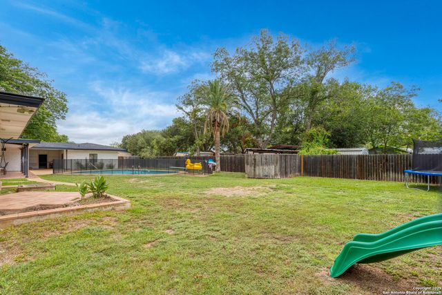 906 E CEDAR ST, Seguin, TX 78155