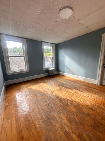 144 Elm St 3, Worcester, MA 01609