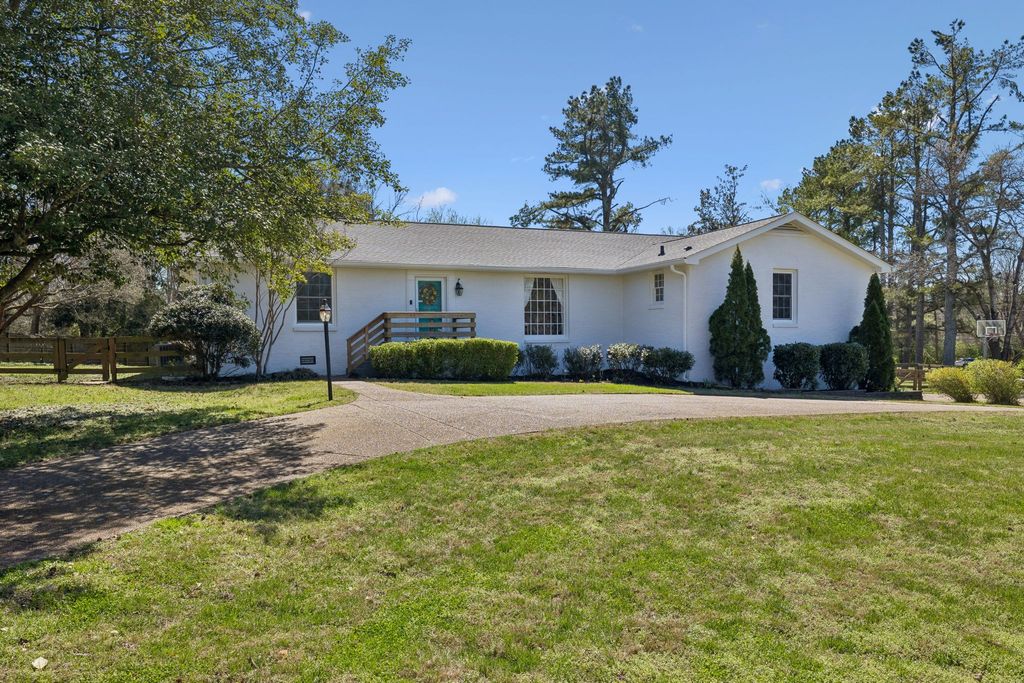 9021 Forest Lawn Dr, Brentwood, TN 37027