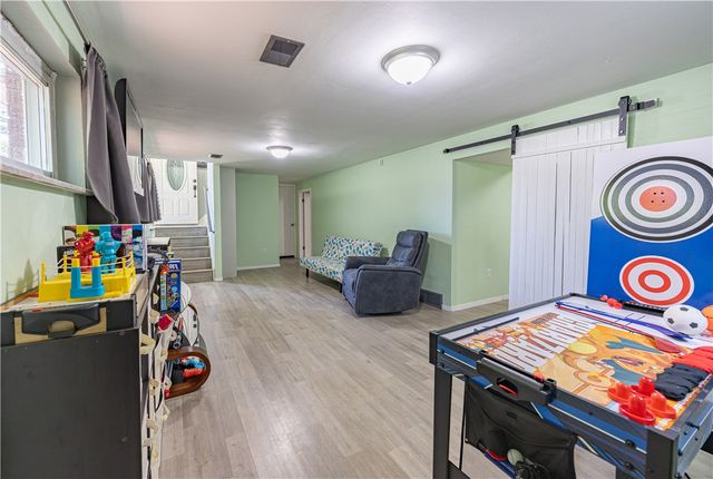 528 Macbeth Dr, Penn Hills, PA 15235