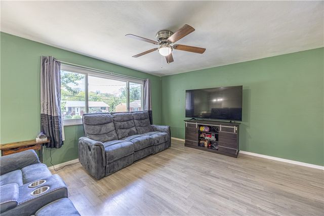 528 Macbeth Dr, Penn Hills, PA 15235