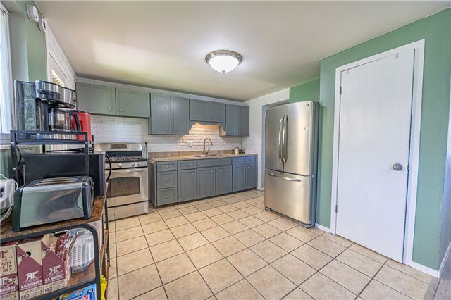 528 Macbeth Dr, Penn Hills, PA 15235