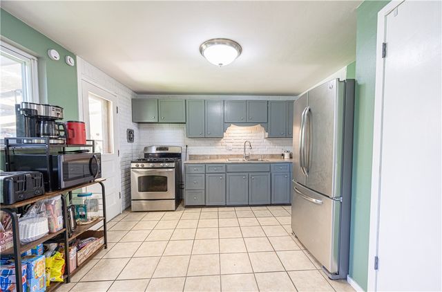 528 Macbeth Dr, Penn Hills, PA 15235