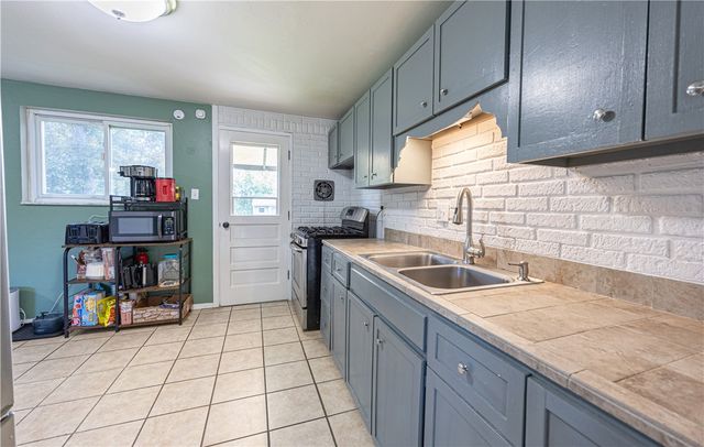 528 Macbeth Dr, Penn Hills, PA 15235