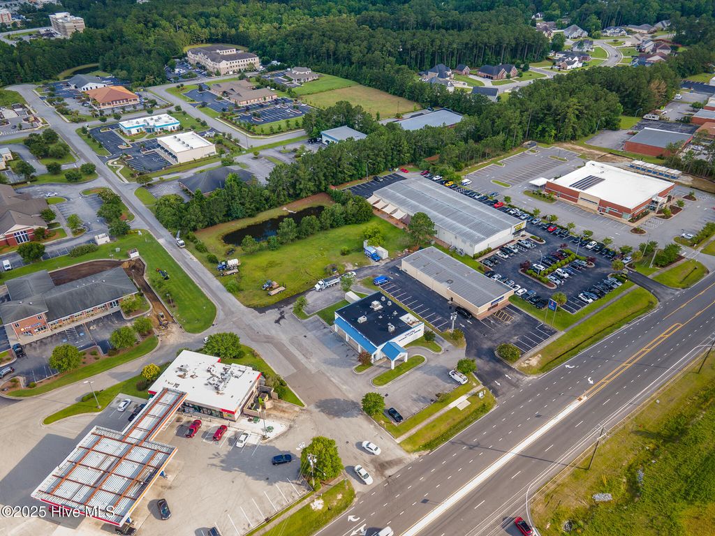 Image 10 of property listing at 4314 Henderson Drive, Jacksonville, NC 28546