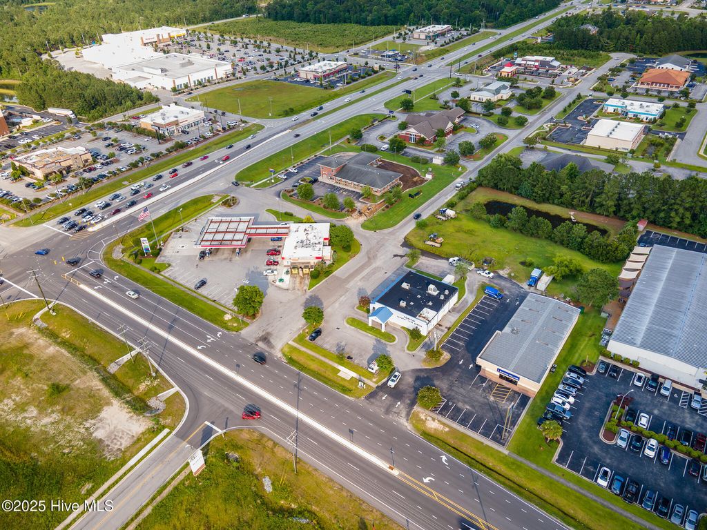 Image 11 of property listing at 4314 Henderson Drive, Jacksonville, NC 28546