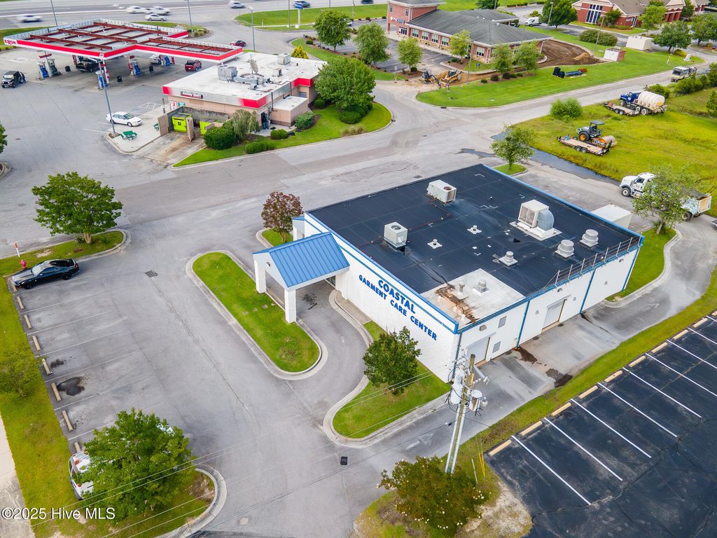 Image 13 of property listing at 4314 Henderson Drive, Jacksonville, NC 28546