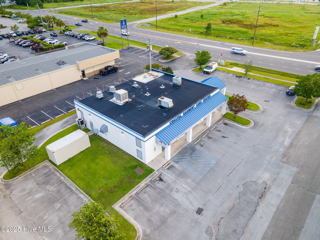 Image 15 of property listing at 4314 Henderson Drive, Jacksonville, NC 28546