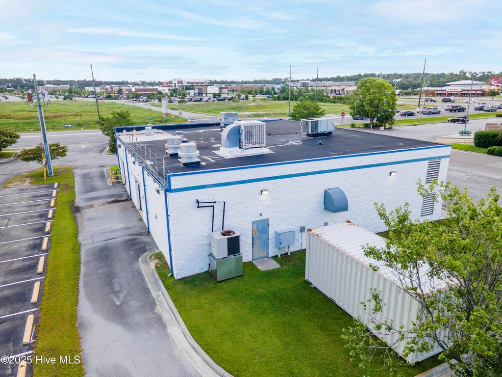 Image 16 of property listing at 4314 Henderson Drive, Jacksonville, NC 28546