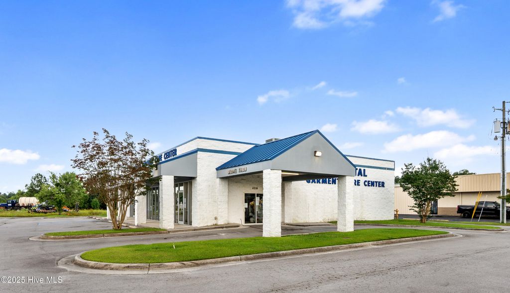 Image 19 of property listing at 4314 Henderson Drive, Jacksonville, NC 28546