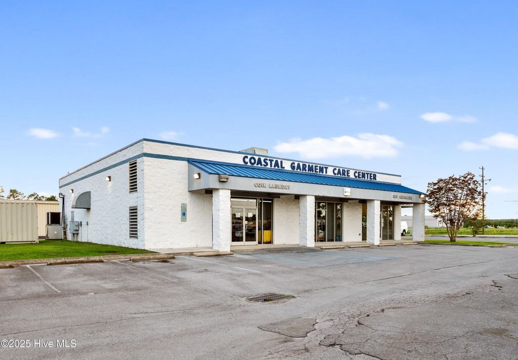 Image 21 of property listing at 4314 Henderson Drive, Jacksonville, NC 28546