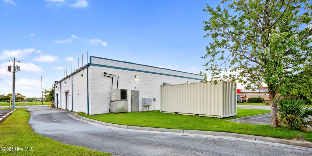 Image 22 of property listing at 4314 Henderson Drive, Jacksonville, NC 28546