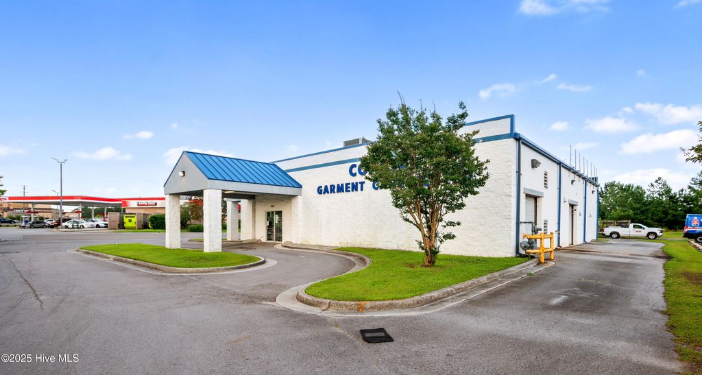 Image 23 of property listing at 4314 Henderson Drive, Jacksonville, NC 28546