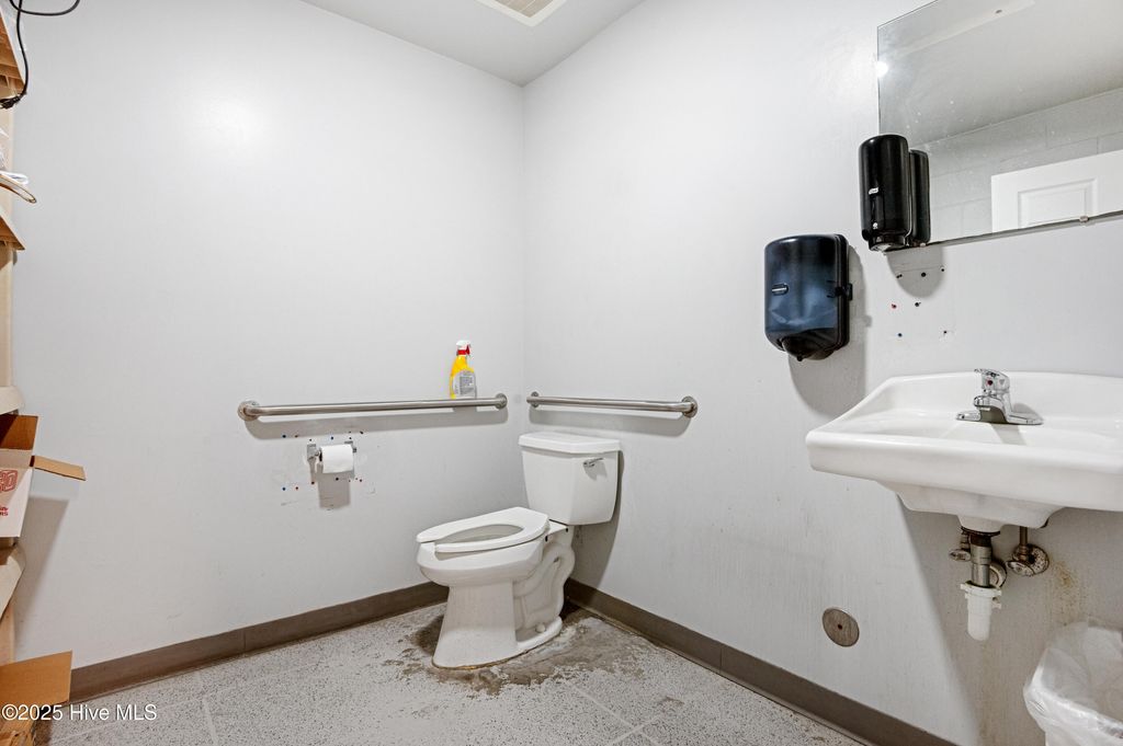 Image 46 of property listing at 4314 Henderson Drive, Jacksonville, NC 28546