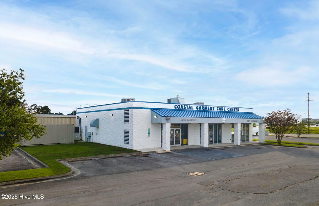 Image 5 of property listing at 4314 Henderson Drive, Jacksonville, NC 28546