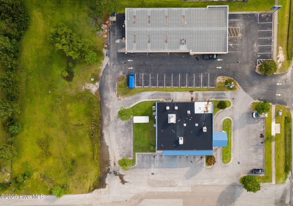 Image 8 of property listing at 4314 Henderson Drive, Jacksonville, NC 28546