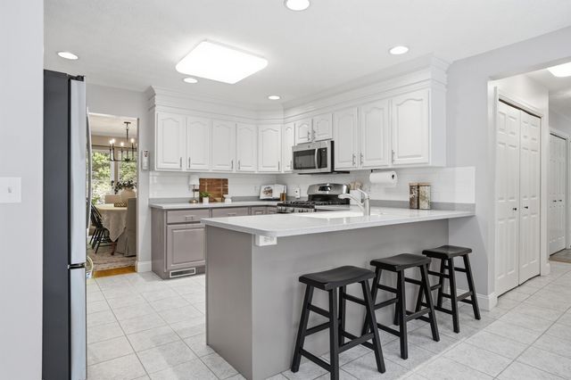 10 Ellison Drive, Bedford, NH 03110