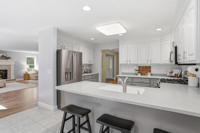 10 Ellison Drive, Bedford, NH 03110
