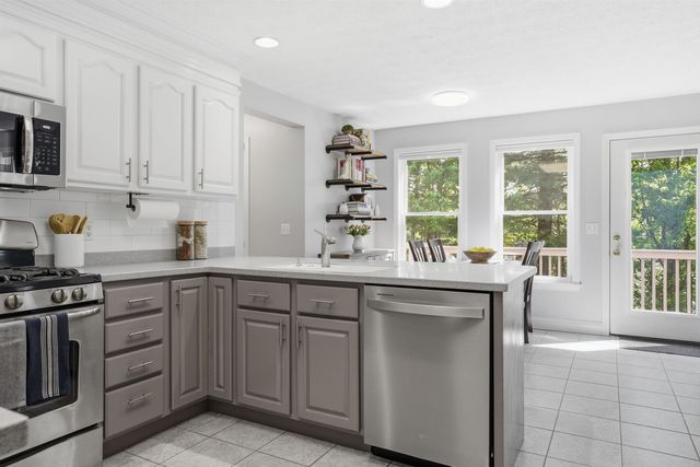 10 Ellison Drive, Bedford, NH 03110