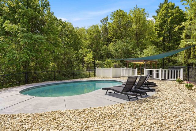 10 Ellison Drive, Bedford, NH 03110