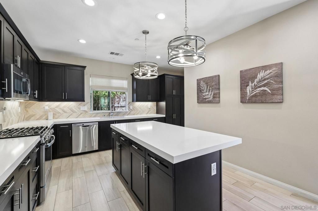 Image 12 of property listing at 910 Camino Meandro, Chula Vista, CA 91913