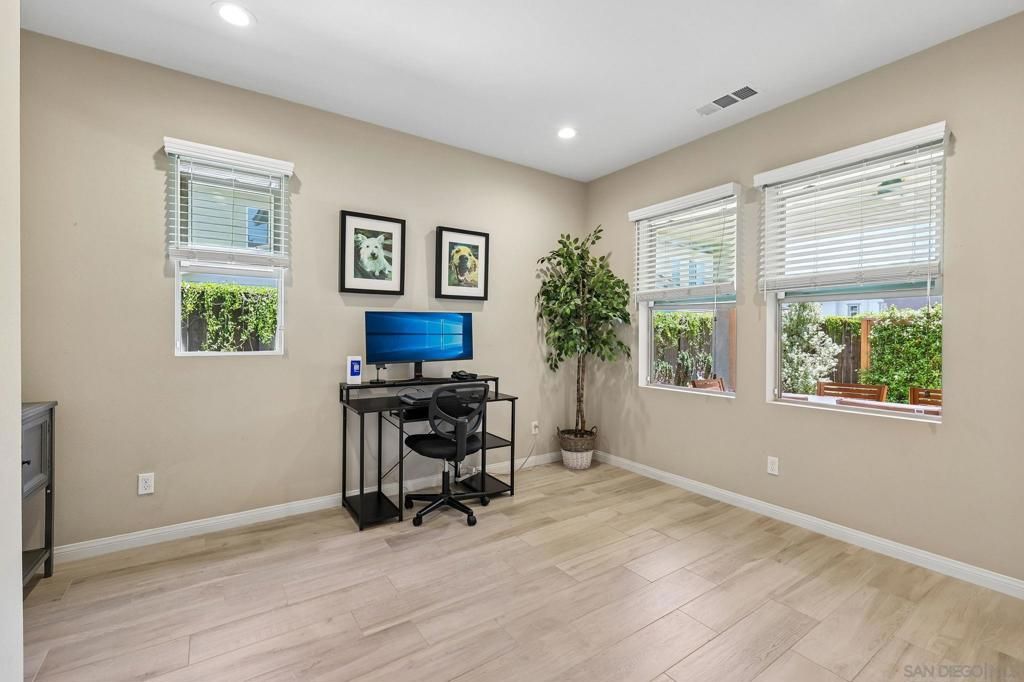 Image 14 of property listing at 910 Camino Meandro, Chula Vista, CA 91913