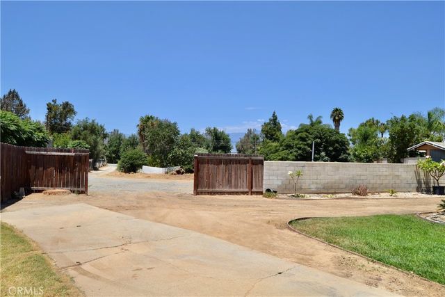 894 N Orange, Riverside, CA 92501