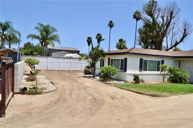894 N Orange, Riverside, CA 92501