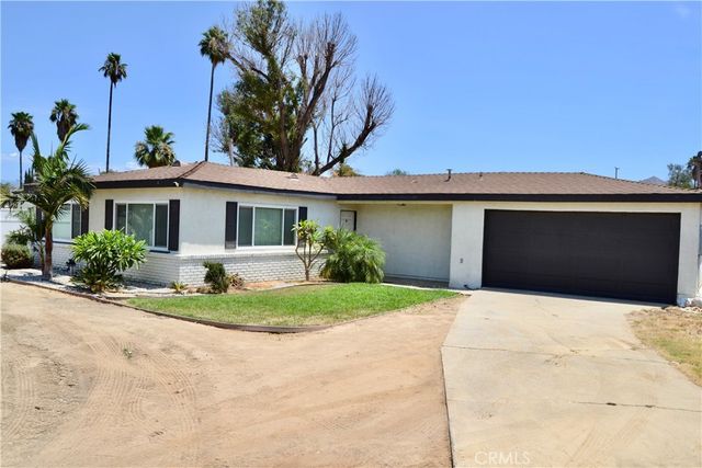 894 N Orange, Riverside, CA 92501
