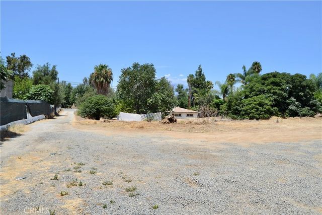 894 N Orange, Riverside, CA 92501