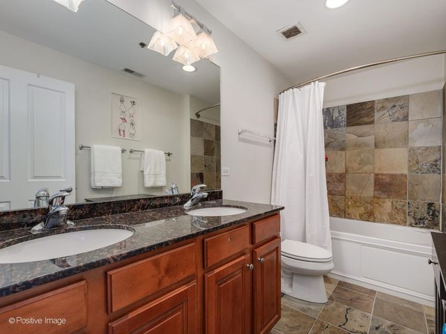 828 W Grace Street 1404, Chicago, IL 60613