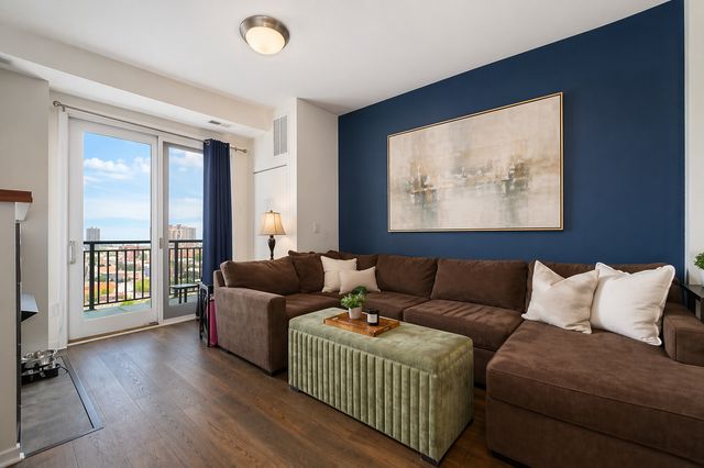 828 W Grace Street 1404, Chicago, IL 60613