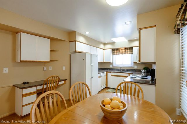 925 N Rosevere Avenue, Dearborn, MI 48128