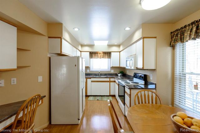 925 N Rosevere Avenue, Dearborn, MI 48128