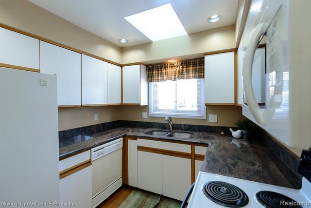 925 N Rosevere Avenue, Dearborn, MI 48128