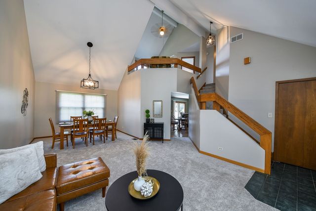 102 Juniper Drive, North Aurora, IL 60542