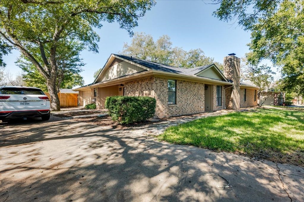 8105 Ravenswood Road, Granbury, TX 76049 — photo 2