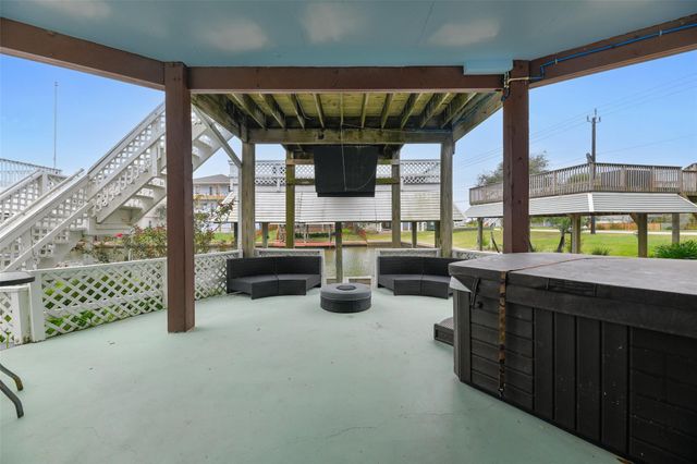 12901 E Barcelona, Galveston, TX 77554