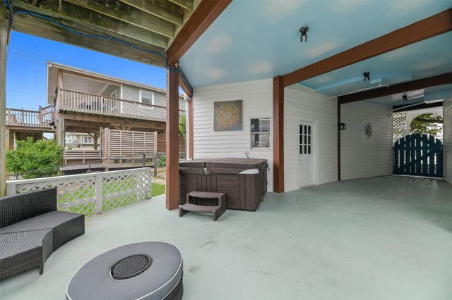 12901 E Barcelona, Galveston, TX 77554