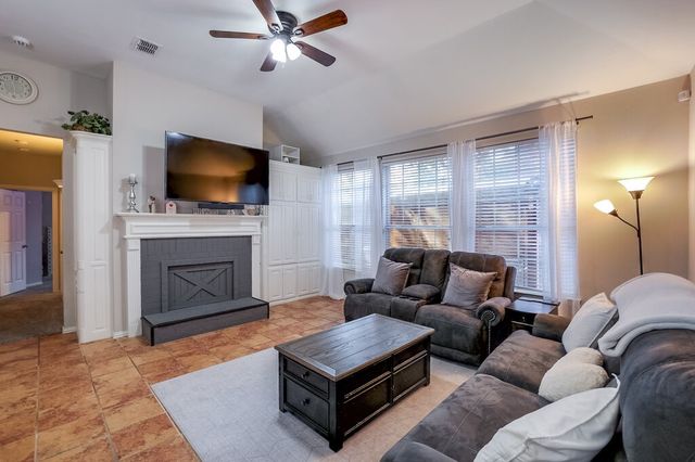 124 Stonecreek Drive, Irving, TX 75063