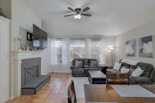 124 Stonecreek Drive, Irving, TX 75063