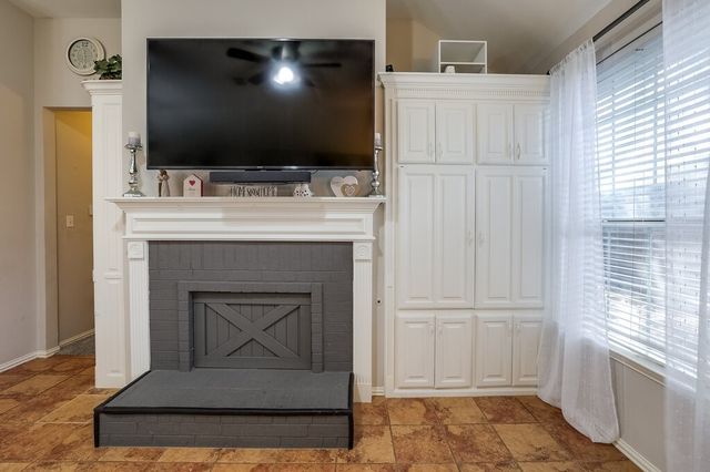 124 Stonecreek Drive, Irving, TX 75063