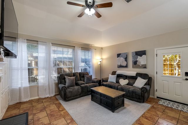 124 Stonecreek Drive, Irving, TX 75063