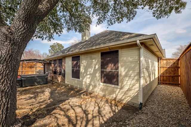 124 Stonecreek Drive, Irving, TX 75063