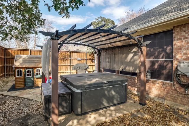 124 Stonecreek Drive, Irving, TX 75063