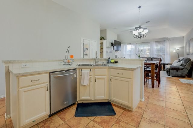 124 Stonecreek Drive, Irving, TX 75063